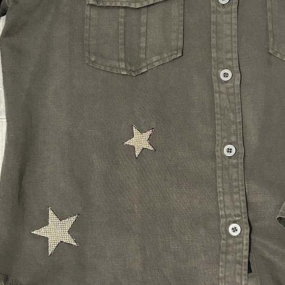 LIKE NEW! Women's Rails Loren - Gray Button down w/Stars - MEDIUM - Picture 10 of 10